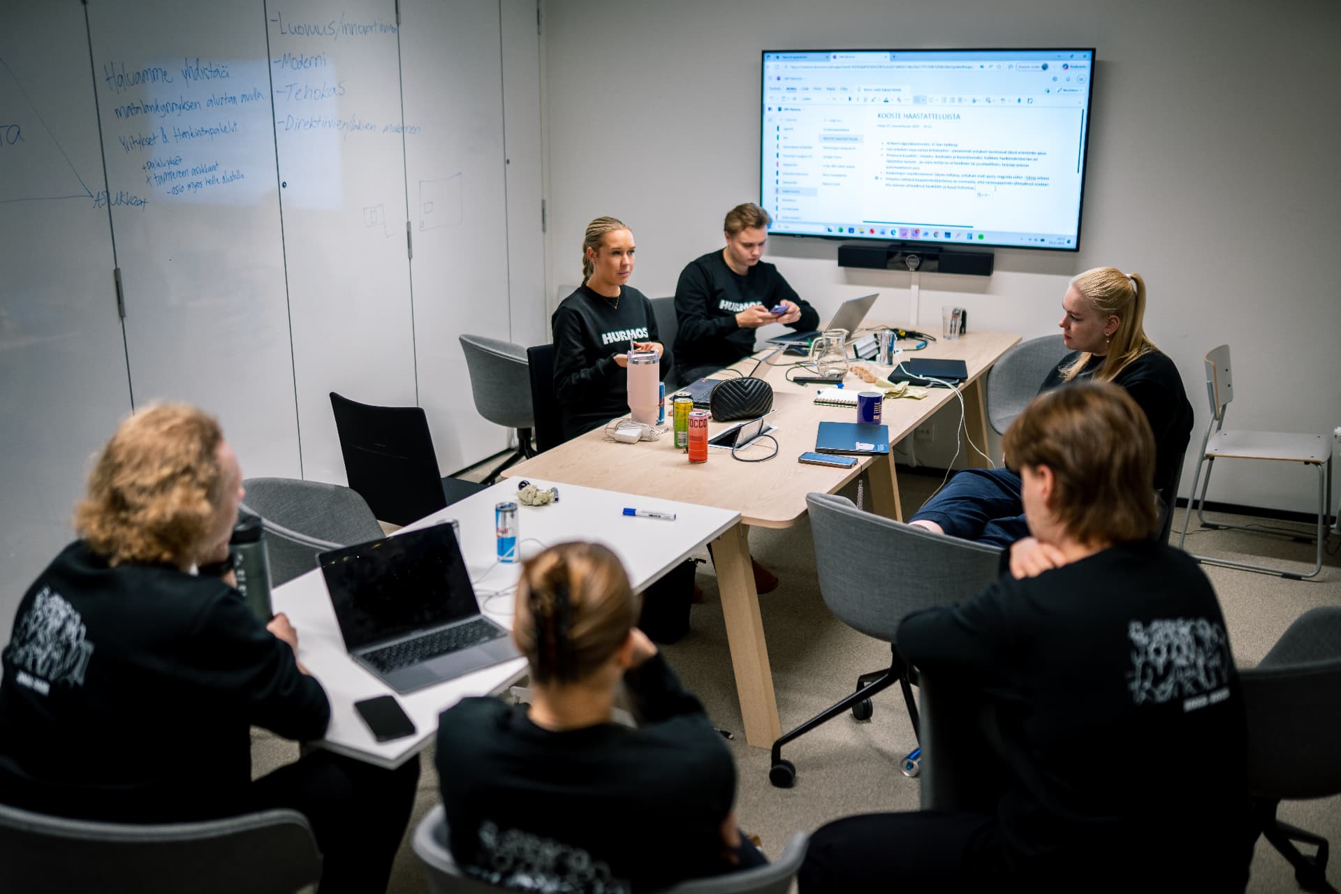 Proakatemian opiskelijoita työskentelemässä yhdessä